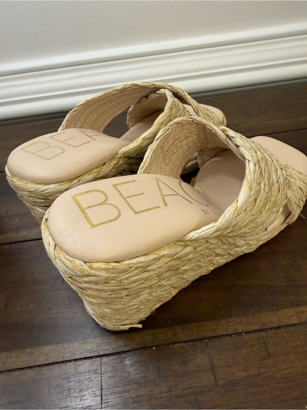 Beach by Matisse Raffia
Crisscross Wedge Sandals size 6 - Picture 3 of 10